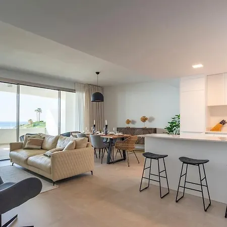 Veraxul Aria By The Serene Seafront Luxury Apartment