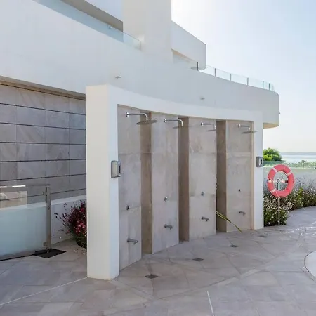 Veraxul Aria By The Serene Seafront Luxury Apartment